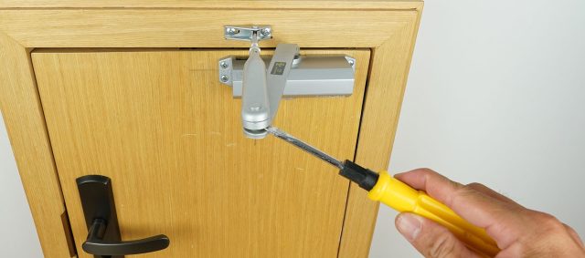 cách chỉnh cùi chỏ cửa cho nhẹ tay với 3 phương án đơn giản